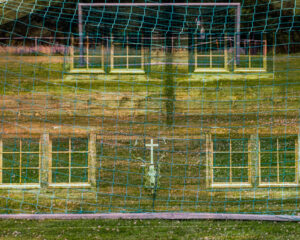 christoph-bertschinger, kuenstlerische-fotografie, Gommer Kreationen 2, Haus hinter Fussballtoren, über's Kreuz