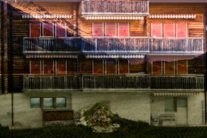 christoph-bertschinger, kuenstlerische-fotografie, Gommer Kreationen 6, Haus mit geschlossenen Fensterläden, kalte Betten
